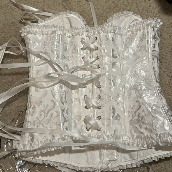 New in packaging- Medium Size Women’s 2pc bustle with G-string bottoms. - Picture 2 of 6